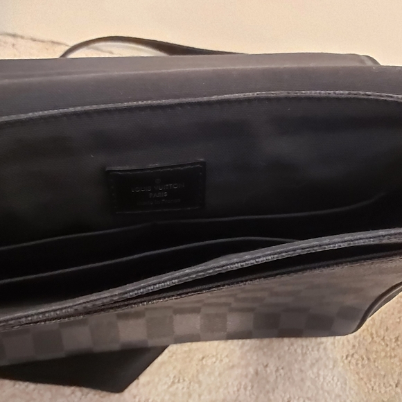 Louis vuitton messenger bag - Picture 3 of 3